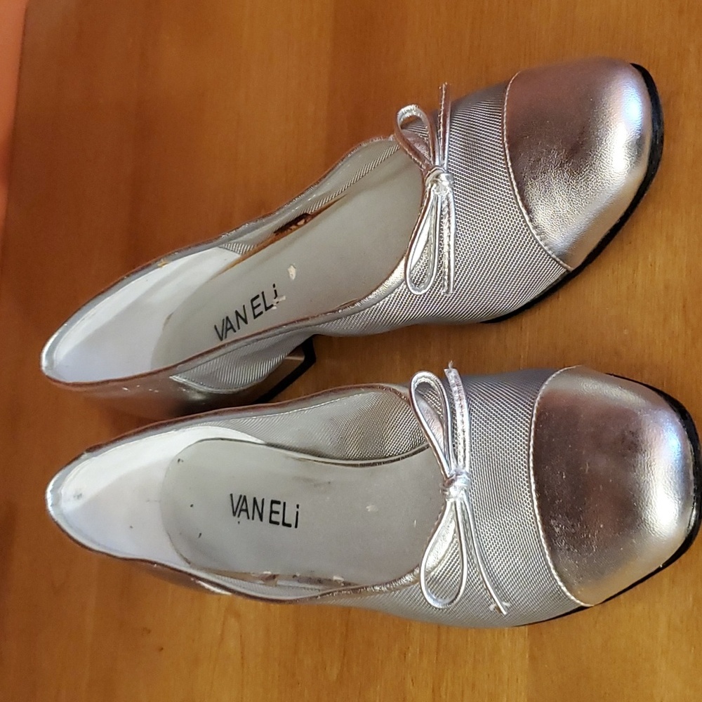 Vaneli Slip on Bow Ballet Flat Silver Women's sz 65 Narrow